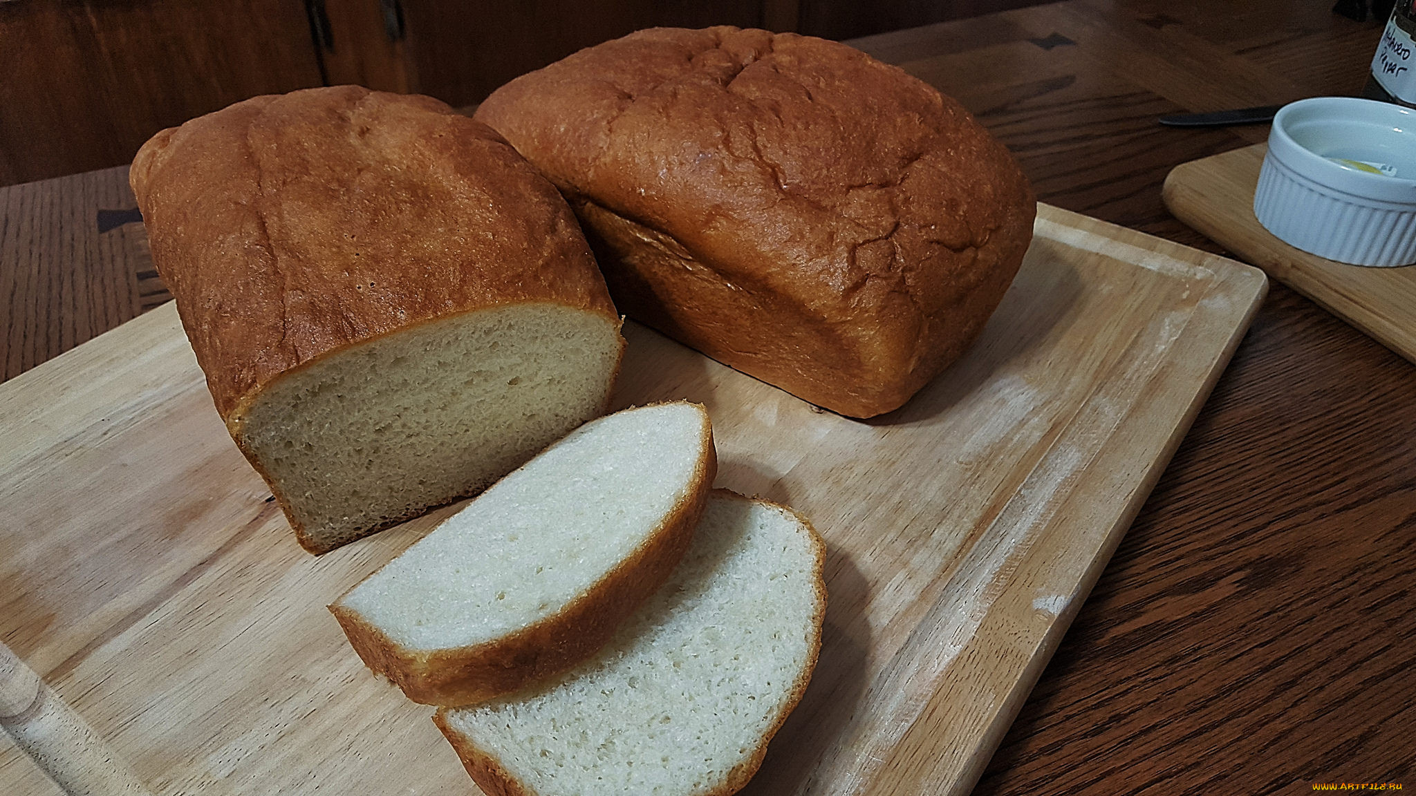 Белый хлеб во сне к чему снится. Хлеб. Белый хлеб. Буханка белого хлеба. Черный и белый хлеб.